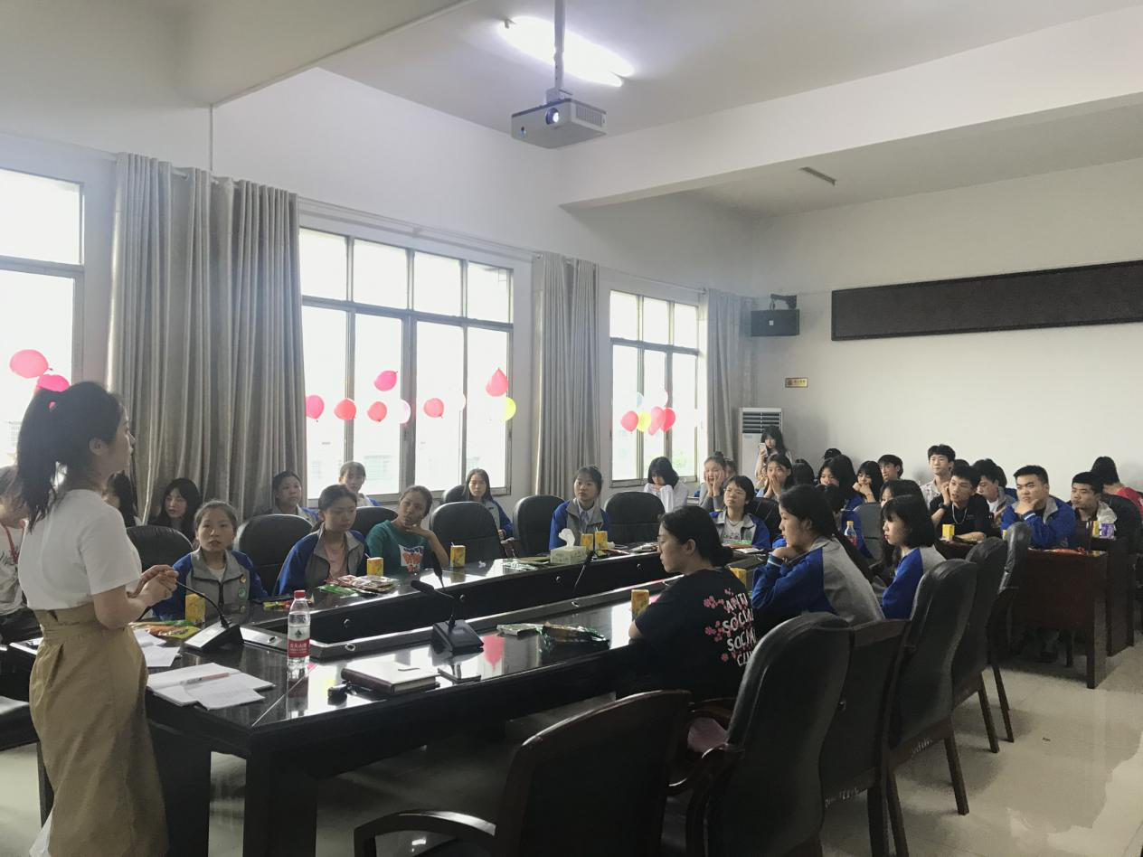 校团委召开2020届团学干部座谈会(图1)