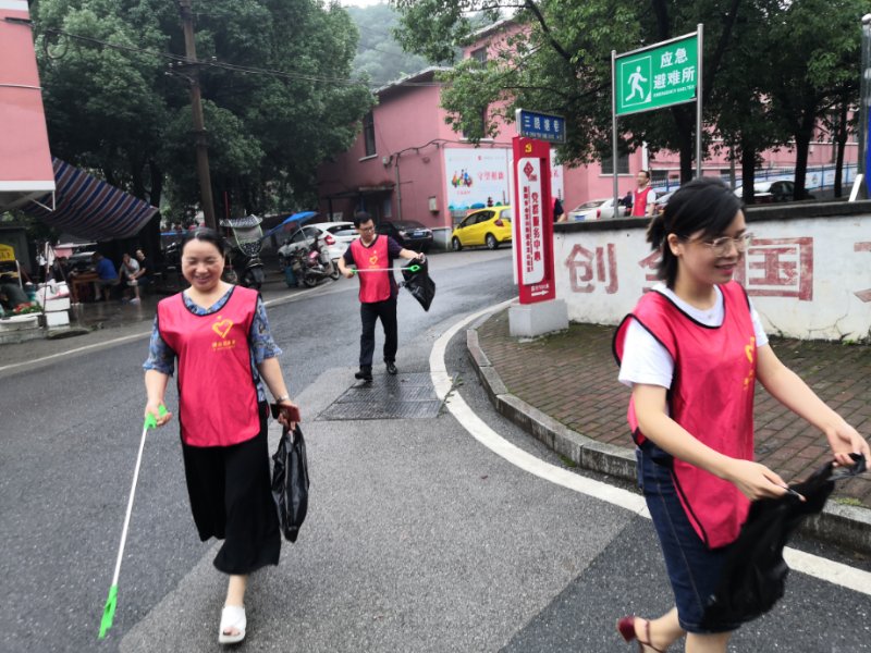 益阳市卫生职业技术学校党员干部开展保护环境志愿服务活动(图2)